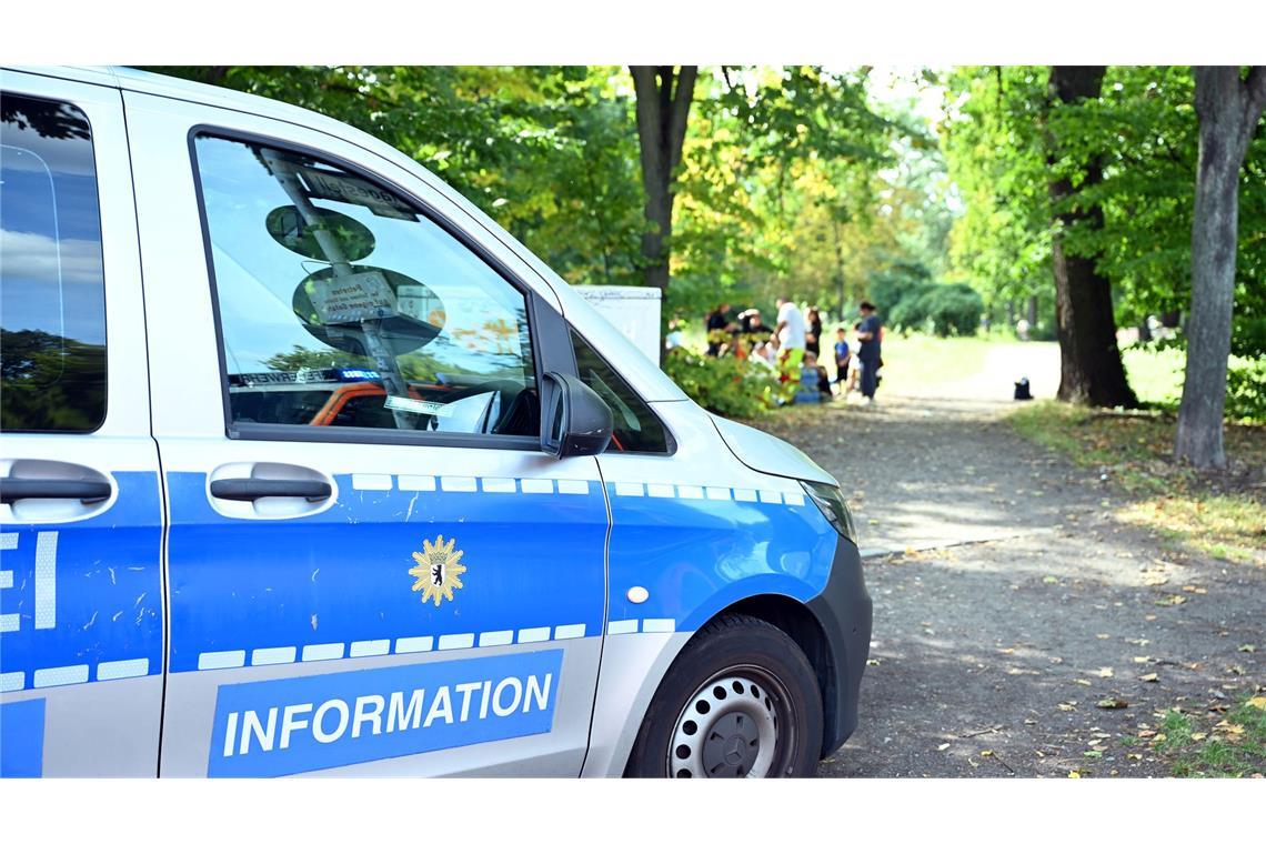 Auto fährt in Berlin in Kindergruppe - Fahrer festgenommen Ein Einsatzfahrzeug der Polizei steht an der Unfallstelle.