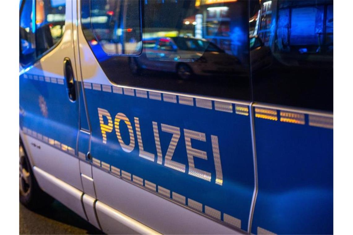 Unfallzeuge stoppt fahrenden Lkw: Fahrer stirbt in Klinik Ein Einsatzfahrzeug der Polizei steht bei einer Kontrolle auf der Straße. Foto: Fernando Gutierrez-Juarez/dpa/Symbolbild