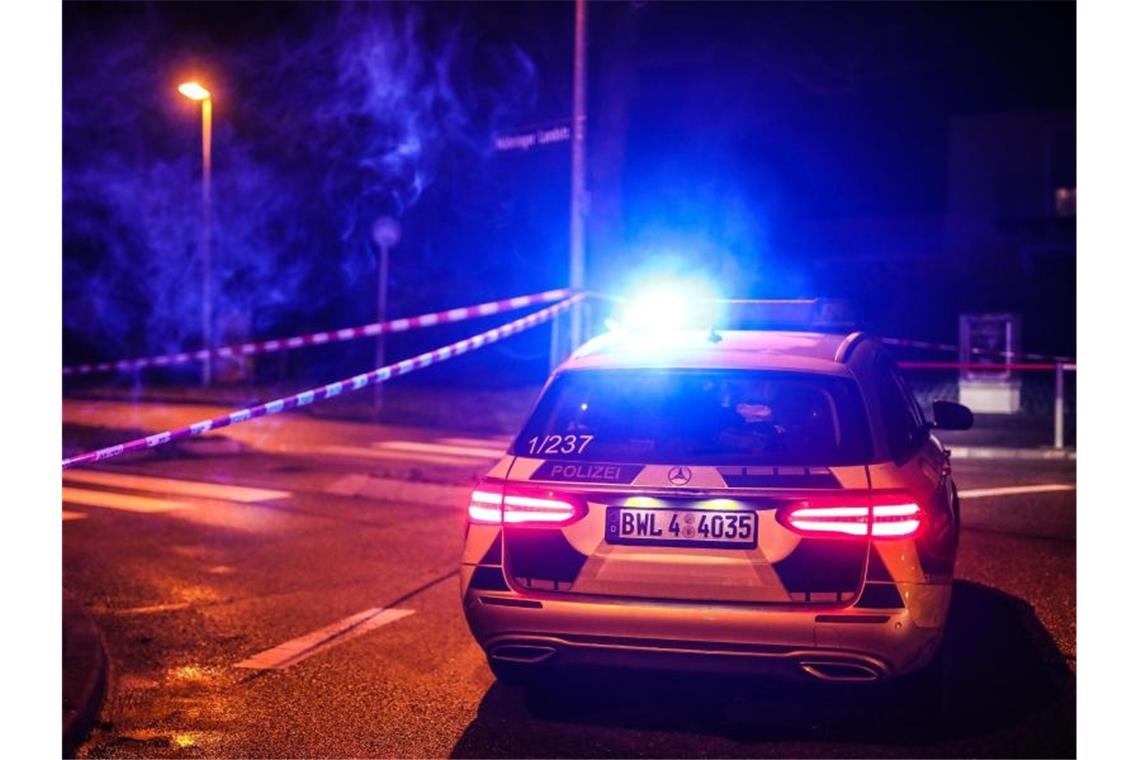 Ein Einsatzfahrzeug der Polizei steht mit Blaulicht an einem Tatort. Foto: Christoph Schmidt/dpa