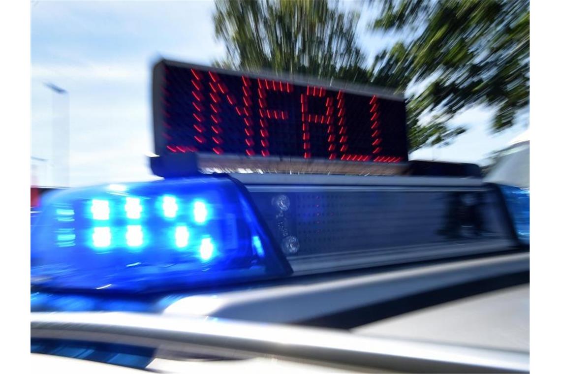 Ein Einsatzfahrzeug der Polizei steht mit eingeschaltetem Blaulicht. Foto: picture alliance / Holger Hollemann/dpa/Symbolbild