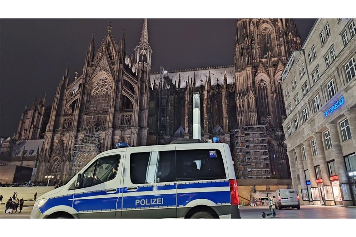 Ein Einsatzfahrzeug der Polizei steht vor dem Dom.