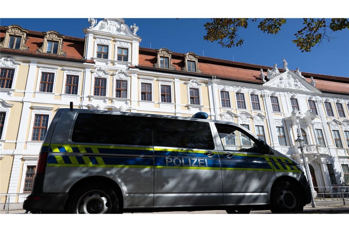 Ein Einsatzfahrzeug der Polizei steht vor dem Gebäude des Landtags von Sachsen-Anhalt. Am Sonntag wird in Sachsen-Anhalt ein neuer Landtag gewählt. (zu dpa: «Sachsen-Anhalt-Wahl: Mehr als jeder Zweite hat abgestimmt»)