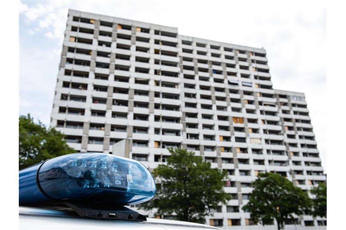 Corona-Ausbruch in Göttingen: Unmut über Schulschließungen Ein Einsatzfahrzeug der Polizei steht vor dem Iduna-Zentrum in Göttingen, wo viele der Betroffenen leben. Foto: Swen Pförtner/dpa