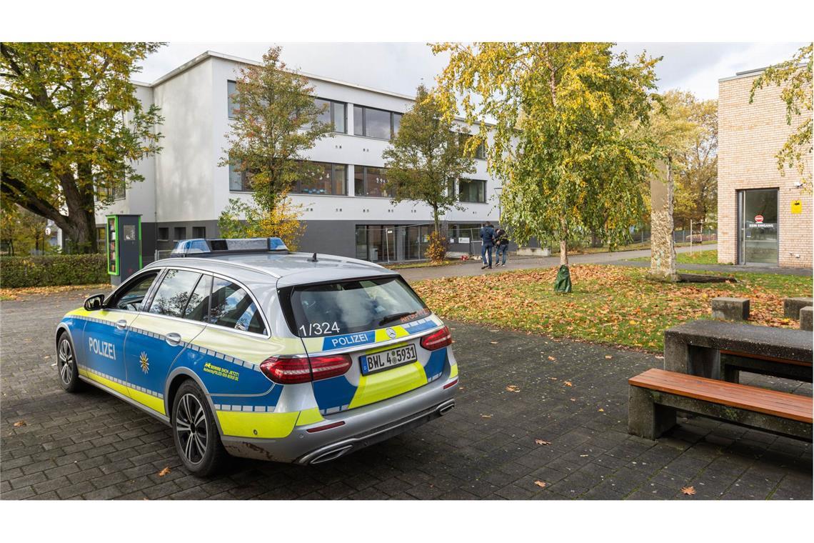 Ein Einsatzfahrzeug der Polizei steht vor der Waldbachschule.