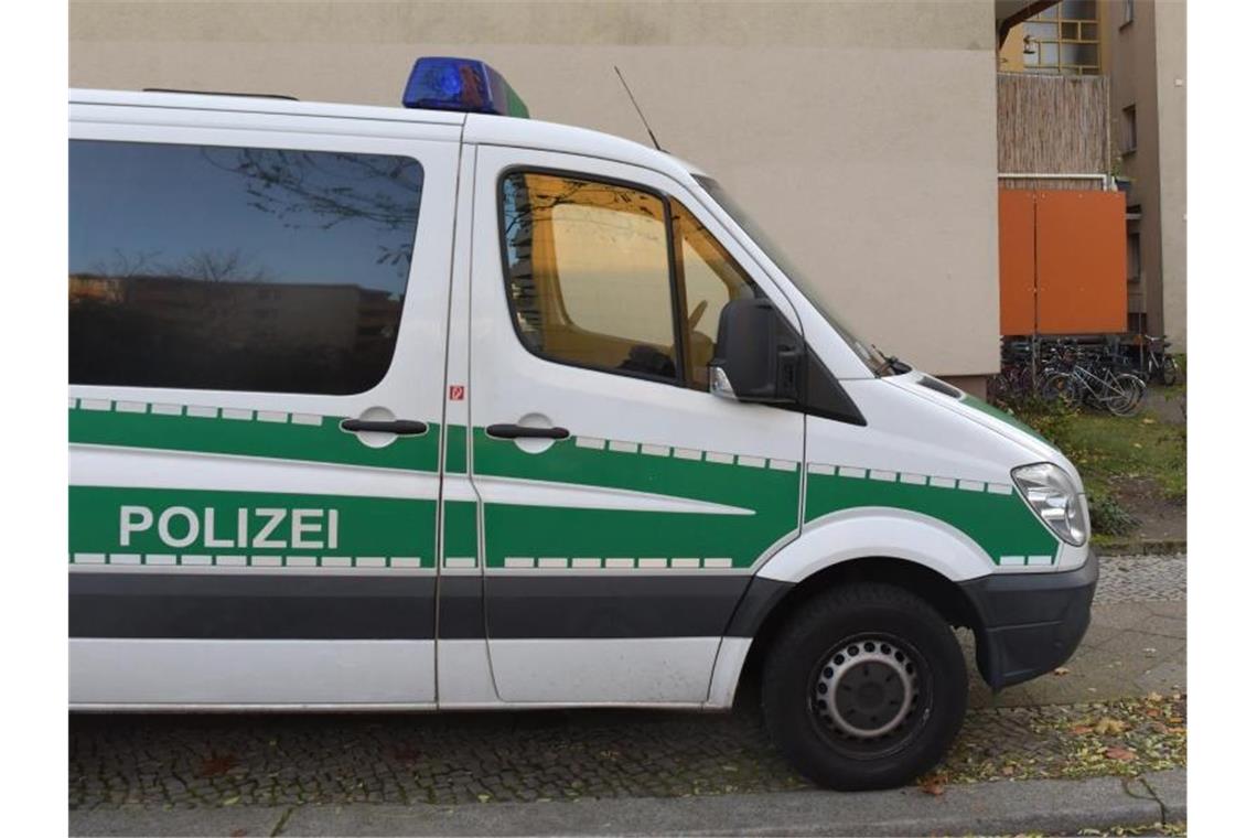 Ein Einsatzfahrzeug der Polizei vor dem Wohnhaus des 26-Jährigen, der wegen Terrorverdachts verhaftet wurde. Foto: Paul Zinken/dpa