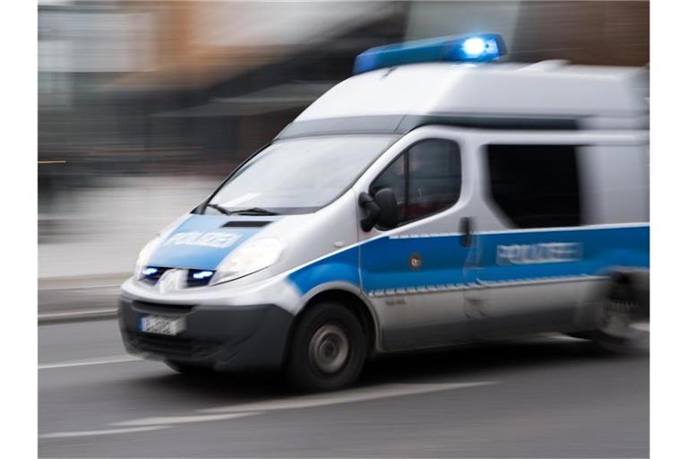 Ein Einsatzfahrzeug fährt mit eingeschaltetem Blaulicht. Foto: Bernd von Jutrczenka/Archivbild