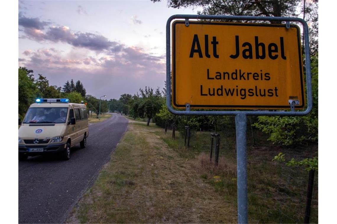 Erste Entspannung bei Waldbrand: Bewohner kehren zurück Ein Einsatzfahrzeug verlässt den evakuierten Ort. Foto: Jens Büttner