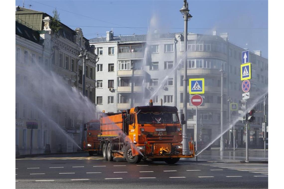 Ein Einsatzfahrzeug versprüht im Zentrum Moskaus großflächig Desinfektionsmittel. Foto: Alexander Zemlianichenko Jr/XinHua/dpa