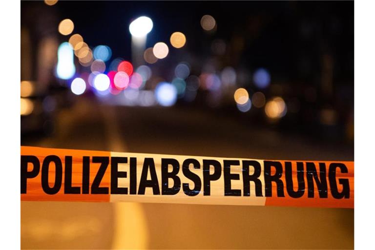 Ein Einsatzort der Polizei ist mit Flatterband abgesperrt. Foto: Christophe Gateau/dpa/Symbolbild