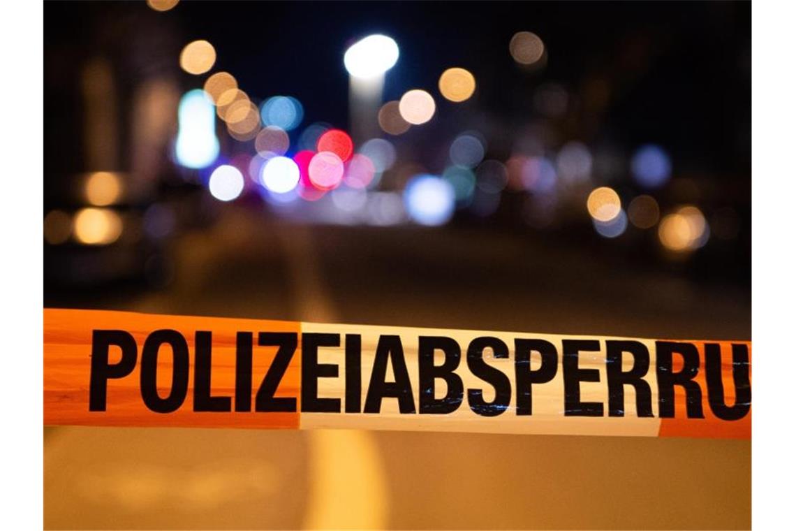 Ein Einsatzort der Polizei ist mit Flatterband abgesperrt. Foto: Christophe Gateau/dpa/Symbolbild