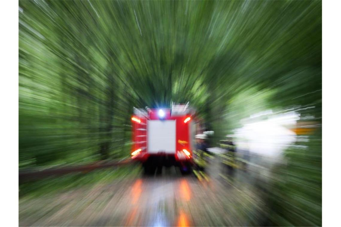 Frau bei Brand in Hochhauswohnung verletzt Ein Einsatzwagen der Feuerwehr. Foto: Friso Gentsch/dpa/Symbolbild