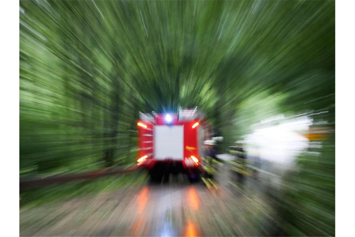 Großbrand in Kleingartenanlage in Mannheim Ein Einsatzwagen der Feuerwehr. Foto: Friso Gentsch/dpa/Symbolbild