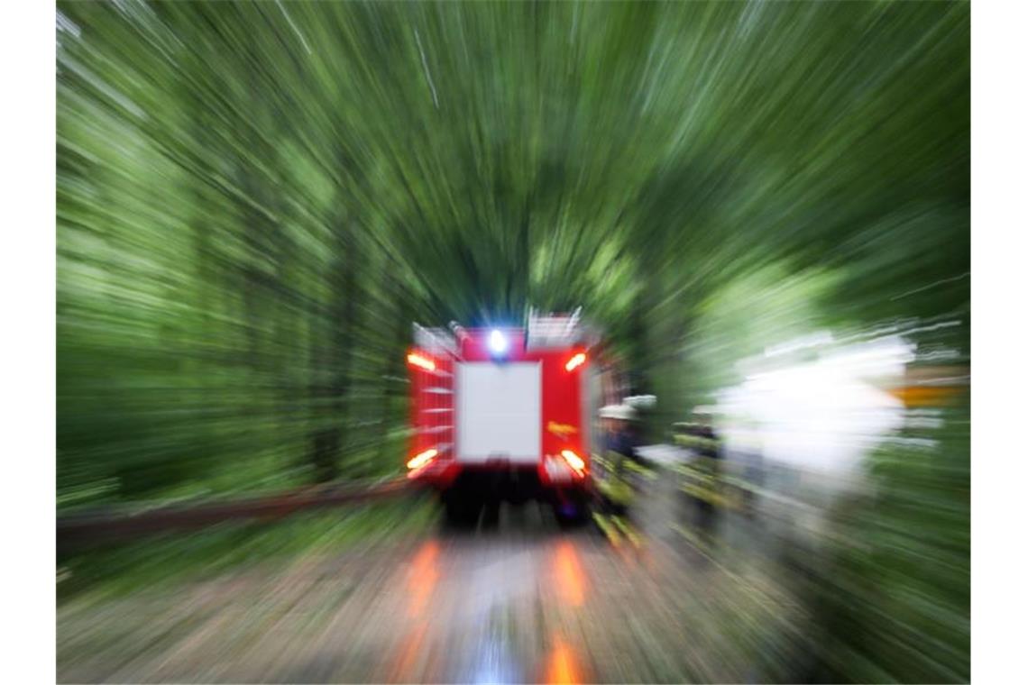 Bewohner handelte wohl fahrlässig: Großerlacher Haus brennt Ein Einsatzwagen der Feuerwehr. Foto: Friso Gentsch/dpa/Symbolbild