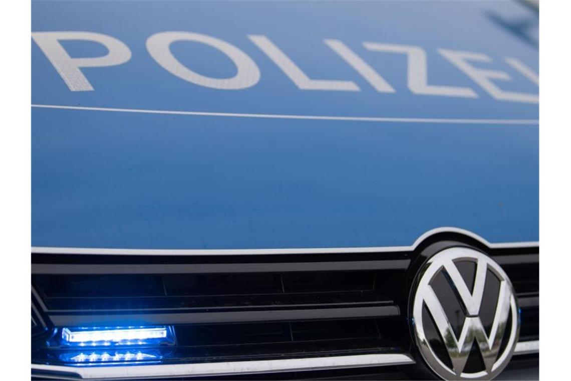 Polizei durchsucht Wohnungen und findet Waffen Ein Einsatzwagen der Feuerwehr. Foto: Lino Mirgeler/dpa/Archivbild