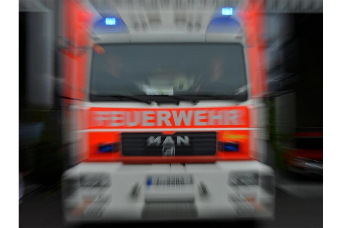 Ein Einsatzwagen der Feuerwehr ist unterwegs. Foto: Hendrik Schmidt/Archiv