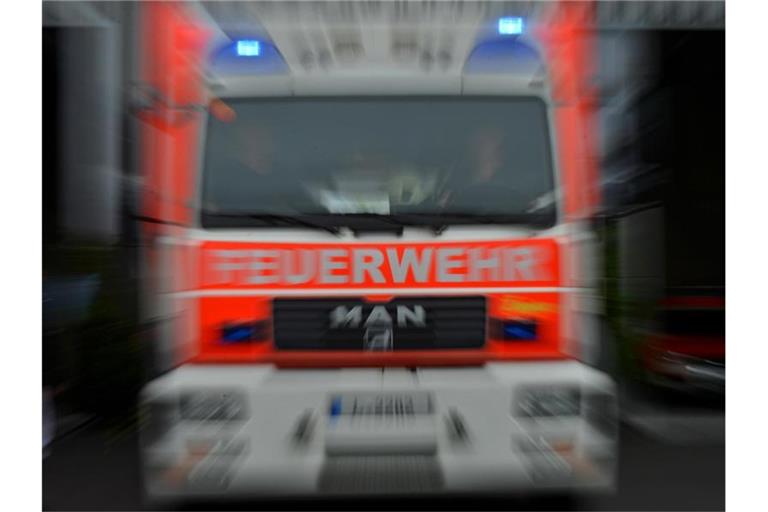 Ein Einsatzwagen der Feuerwehr ist unterwegs. Foto: Hendrik Schmidt/Archiv
