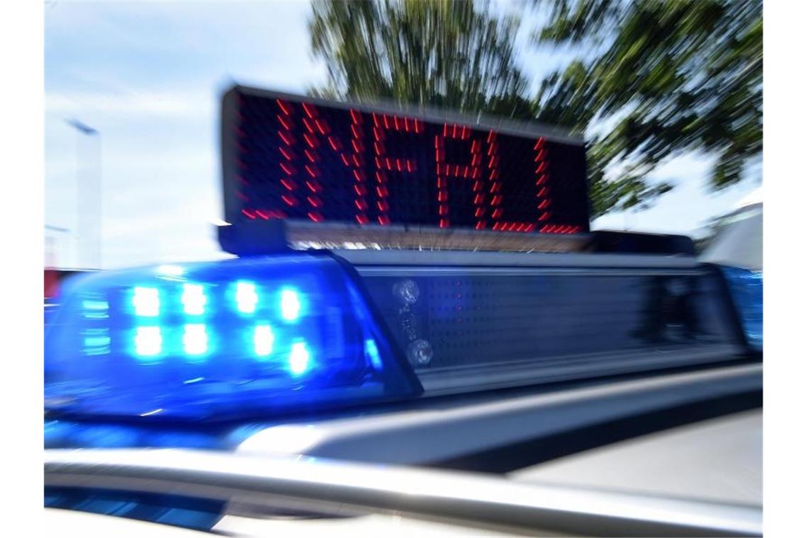 Drei Kinder bei Autounfall teils schwer verletzt Ein Einsatzwagen der Polizei fährt zu einem Unfallort. Foto: picture alliance/Holger Hollemann/dpa/Symbolbild