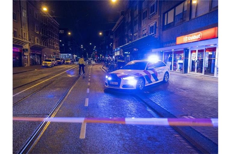 Ein Einsatzwagen in der Ferdinand Bolstraat in Amsterdam. Foto: Michel Van Bergen/ANP/dpa