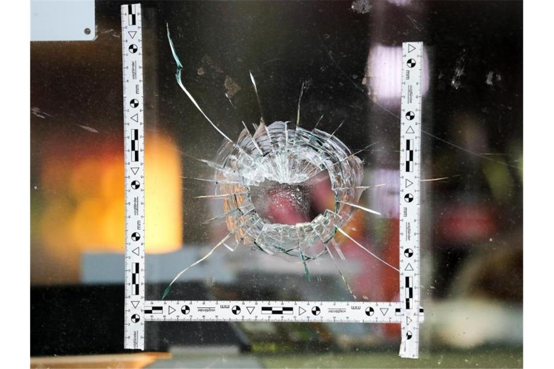 Seehofer garantiert Juden nach Anschlag Sicherheit Ein Einschussloch in der Schaufensterscheibe des Dönerladens. Foto: Jan Woitas/dpa-Zentralbild/dpa