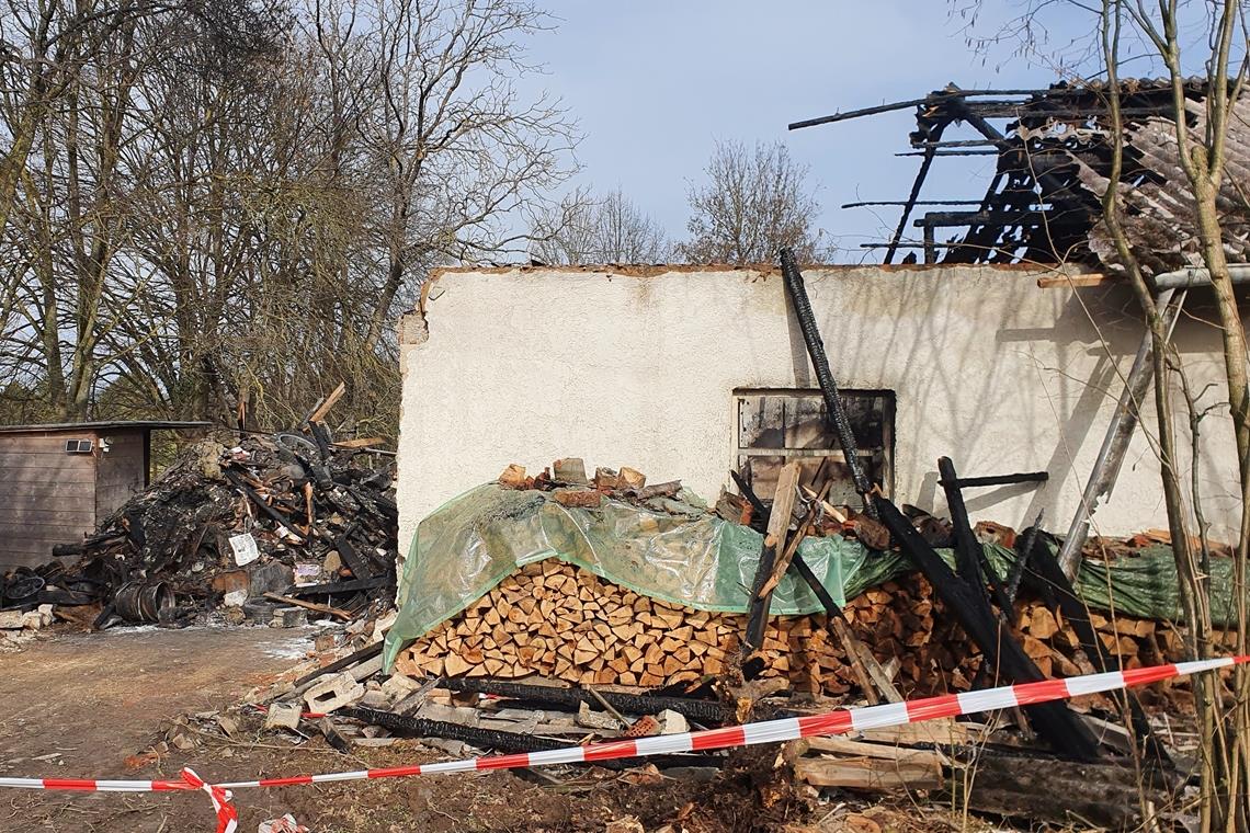 Vorsätzliche Brandstiftung war’s eher nicht Ein einstiges landwirtschaftliches Wirtschaftsgebäude in Kirchberg-Obertorhöfe ist am Sonntagabend zum Teil komplett abgebrannt. Es war als Lager und Werkstatt genutzt worden. Fotos: I. Knack