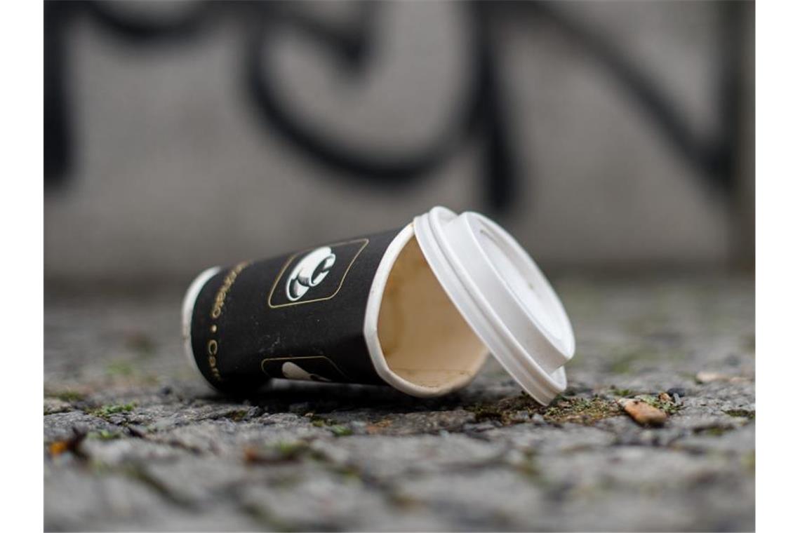 Ein Einweg-Kaffeebecher liegt auf dem Boden. Foto: Sebastian Gollnow/dpa