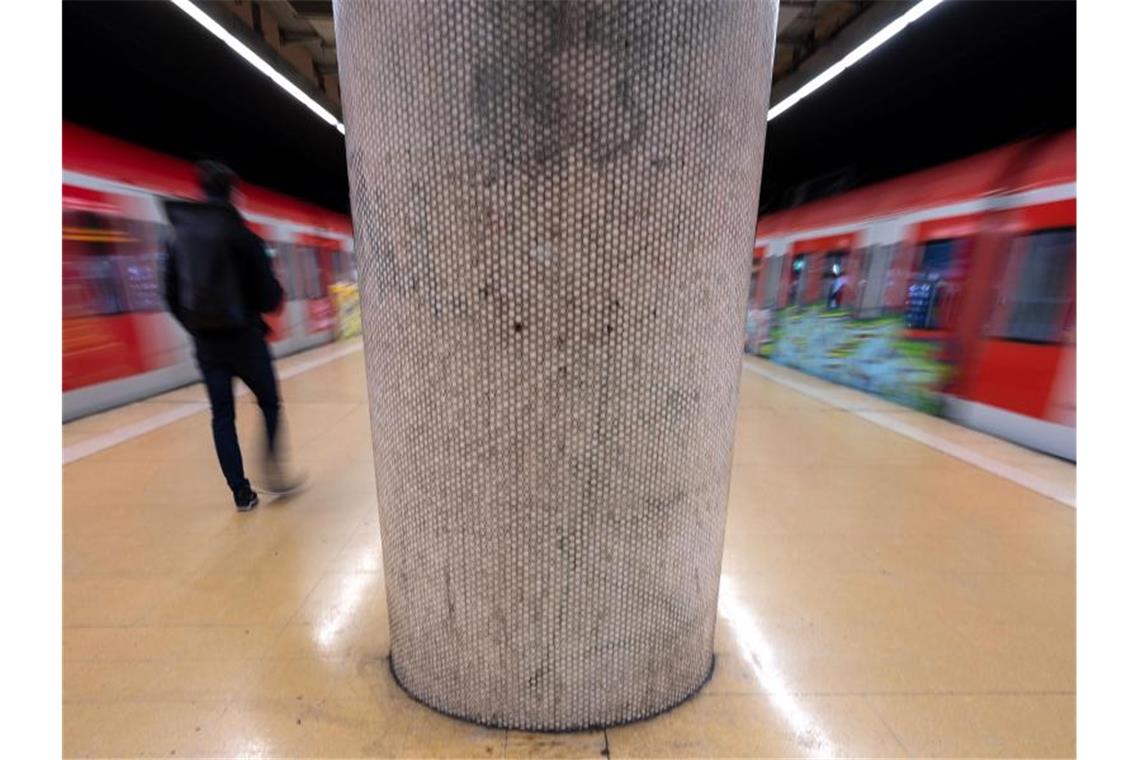 Schulklasse mit Pfefferspray besprüht: Sechs Verletzte Ein einzelner Mann geht in einer S-Bahn Haltestelle. Foto: Marijan Murat/dpa/Archivbild