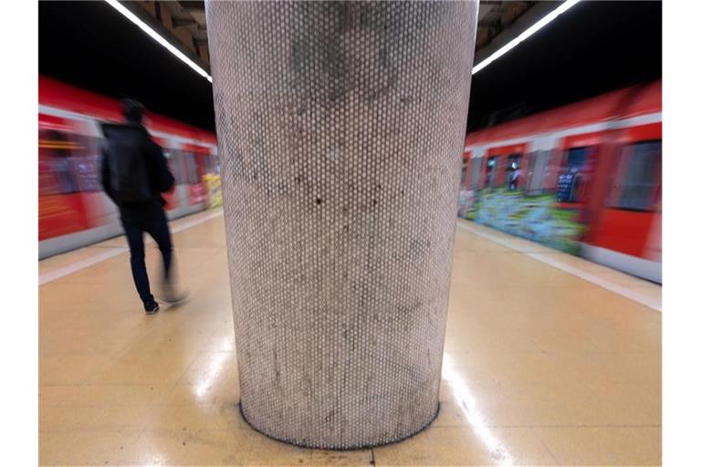 Ein einzelner Mann geht in einer S-Bahn Haltestelle. Foto: Marijan Murat/dpa/Archivbild