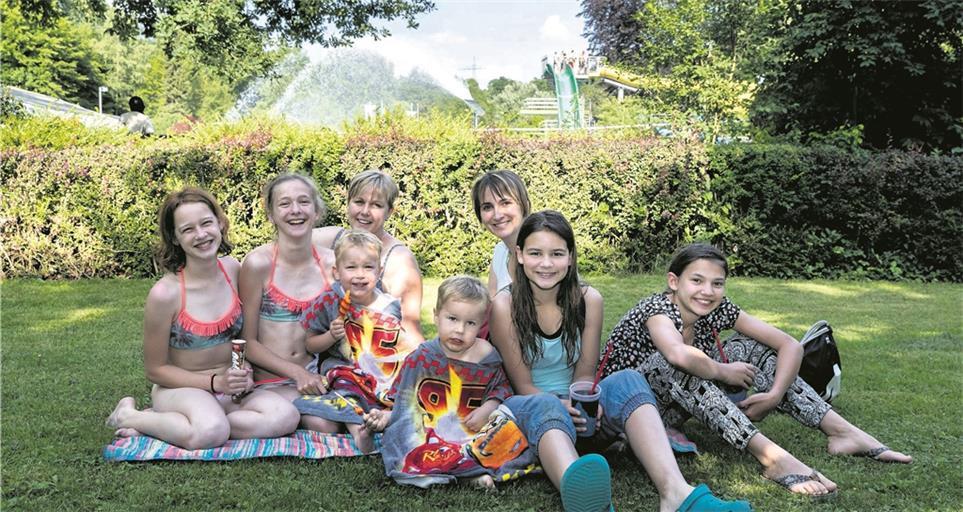 Ein Eis am Stiel und kühle Getränke: So halten es die Familien Zink und Häußermann bei sommerlichem Wetter gut aus.Foto: J. Fiedler
