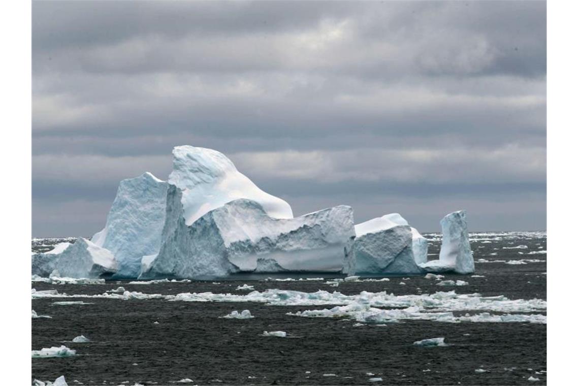 Weltklimarat warnt: Küsten und Inseln verschwinden weltweit Ein Eisberg, der vom Forschungsschiff „Xue Long“ aus fotografiert wurde, im Südpolarmeer. Foto: Liu Shiping/XinHua