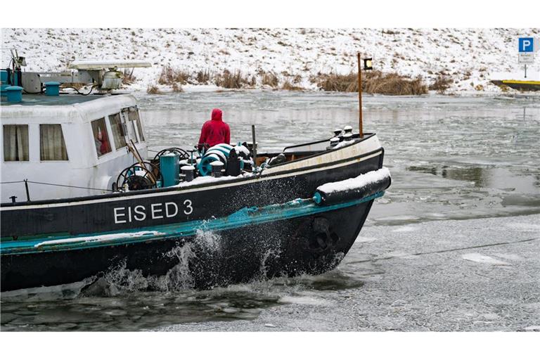 Ein Eisbrecher des Wasser- und Schifffahrtsamts Eberswalde bricht das Eis an der Schleuse Hohensaaten.