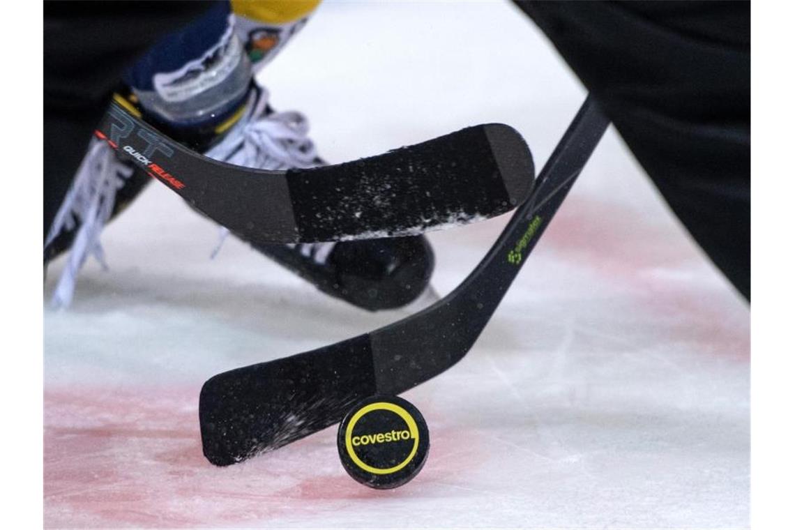 Ein Eishockey-Puck. Foto: Bernd Thissen/dpa/Symbolbild