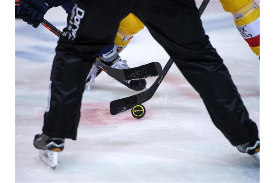 Ein Eishockey-Spiel. Foto: Bernd Thissen/dpa/Symbolbild