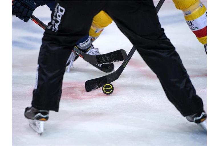 Ein Eishockey-Spiel. Foto: Bernd Thissen/dpa/Symbolbild