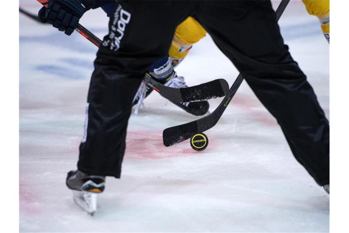 Ein Eishockey-Spiel. Foto: Bernd Thissen/dpa/Symbolbild
