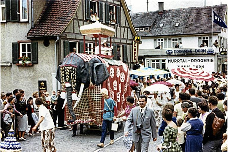 Ein Elefant in Backnang? Die Füße verraten: Beim Kinderfest 1961 handelte es sich nur um ein Tier aus Pappmaché. Reproduktion: Peter Wolf