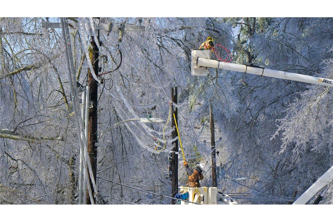 Ein Elektriker arbeitet nach einem Eissturm Wiederherstellung der Stromversorgung in Oxford, Mississippi.
