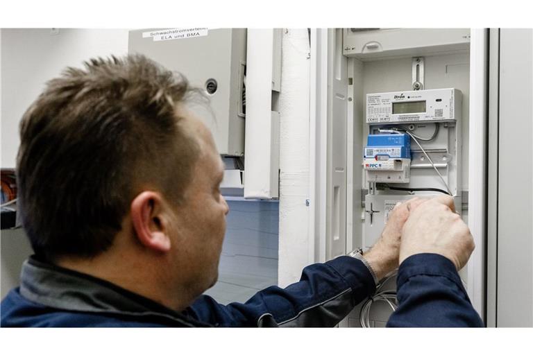 Ein Elektriker montiert einen digitalen Stromzähler mit einem Smart-Meter-Gateway zur Datenübertragung. (Symbolbild)