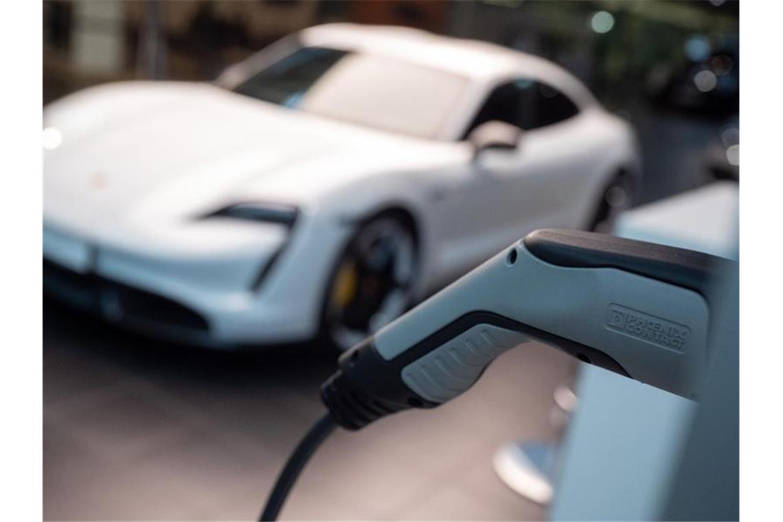 Ein elektrischer Porsche Taycan Turbo S. Foto: Sebastian Gollnow/dpa