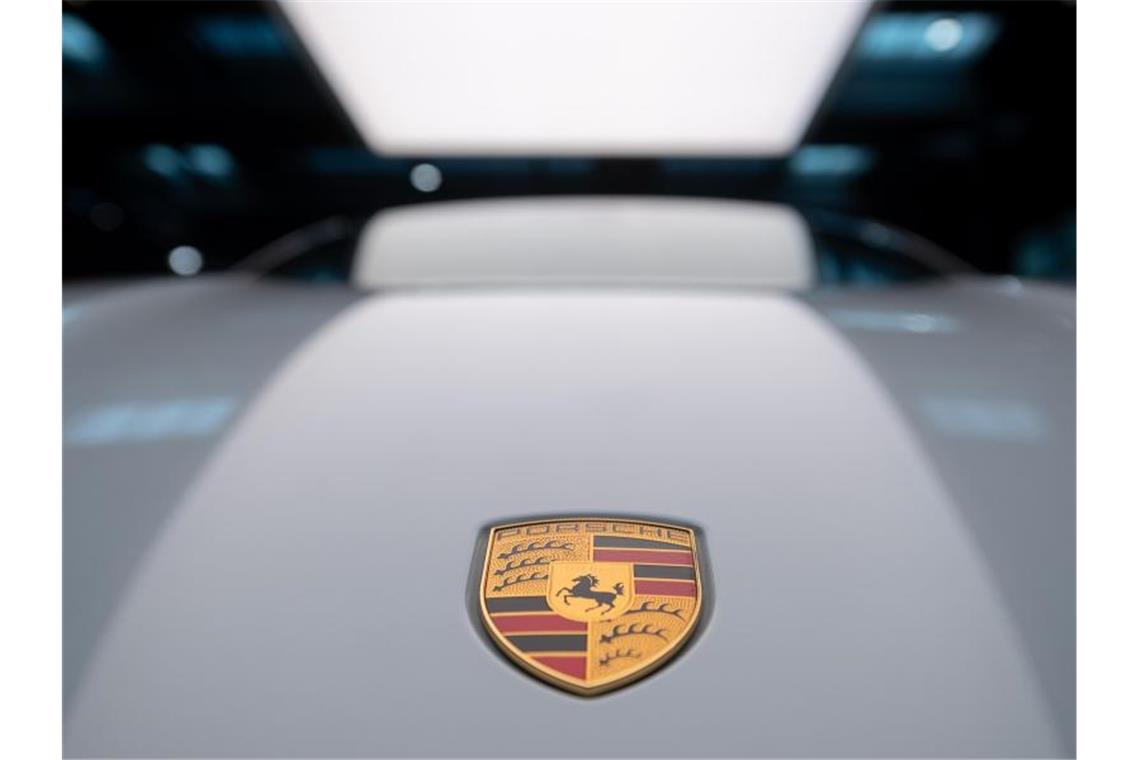 Ein elektrischer Porsche Taycan Turbo S steht im Porsche Zentrum Stuttgart. Foto: Sebastian Gollnow/dpa/archivbild