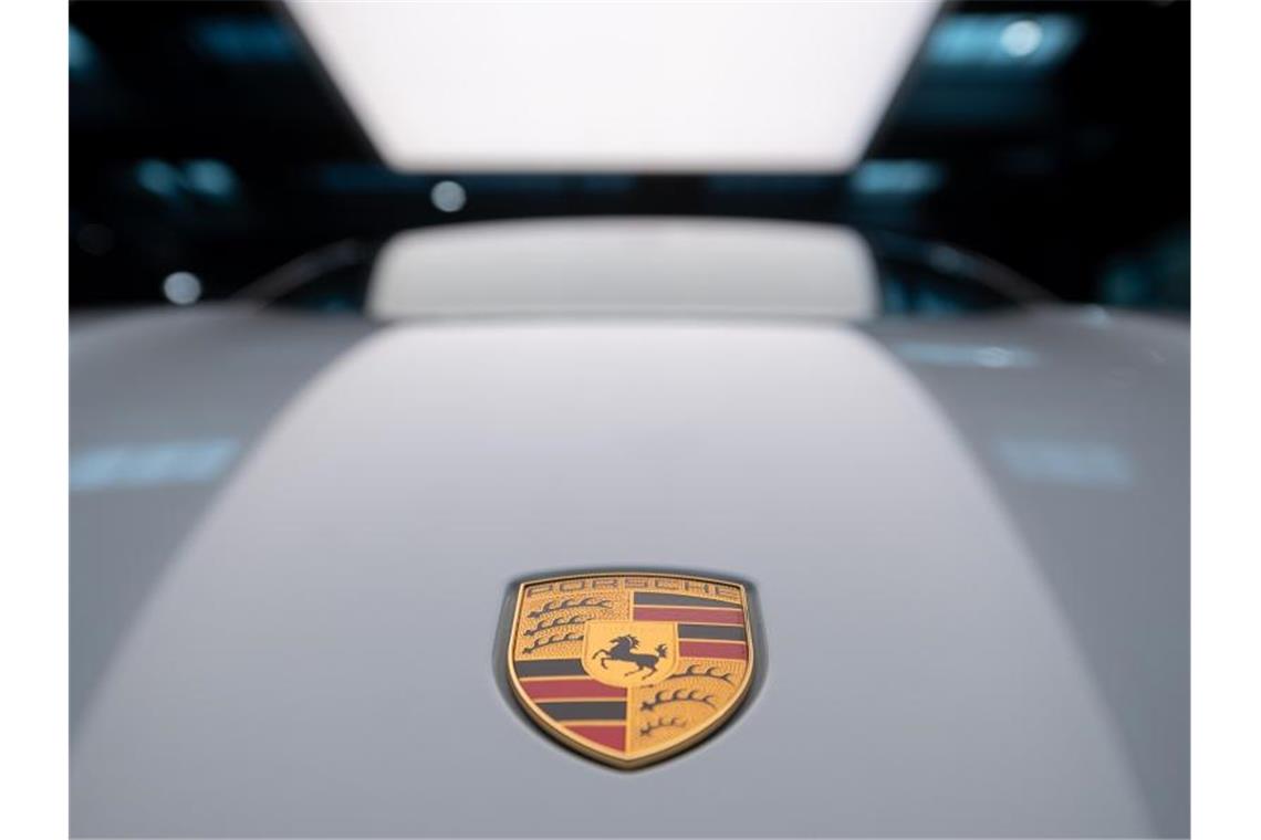 Ein elektrischer Porsche Taycan Turbo S steht im Porsche Zentrum Stuttgart. Foto: Sebastian Gollnow/dpa/Archivbild