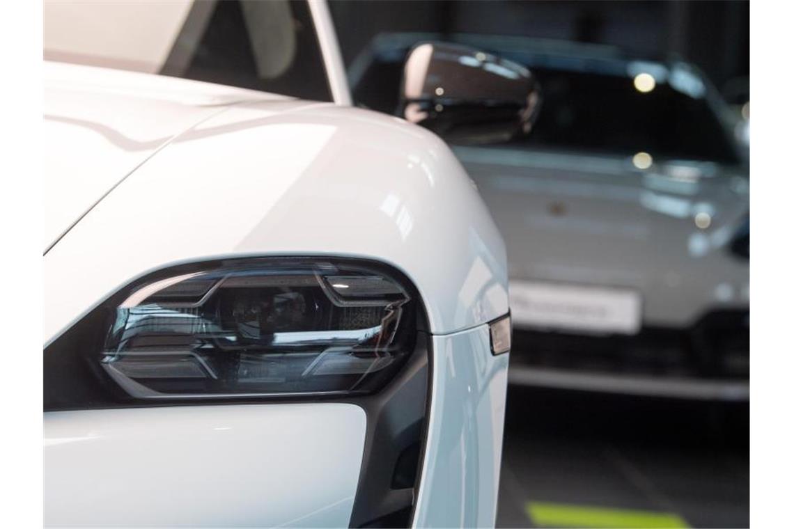 VW-Eigentümerholding Porsche SE mit Gewinnsprung Ein elektrischer Porsche Taycan Turbo S steht im Porsche Zentrum Stuttgart. Foto: Sebastian Gollnow/dpa/Archiv