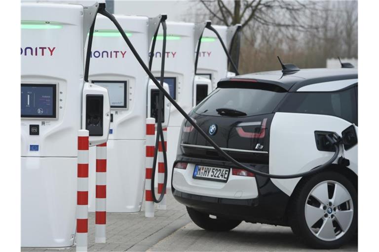 Ein Elektro-Auto wird auf der Rastanlage “Demminer Land“ in Mecklenburg-Vorpommern an der A20 mit einem CCS-Ladestecker an einer Schnellladesäulen betankt. Foto: Stefan Sauer/dpa