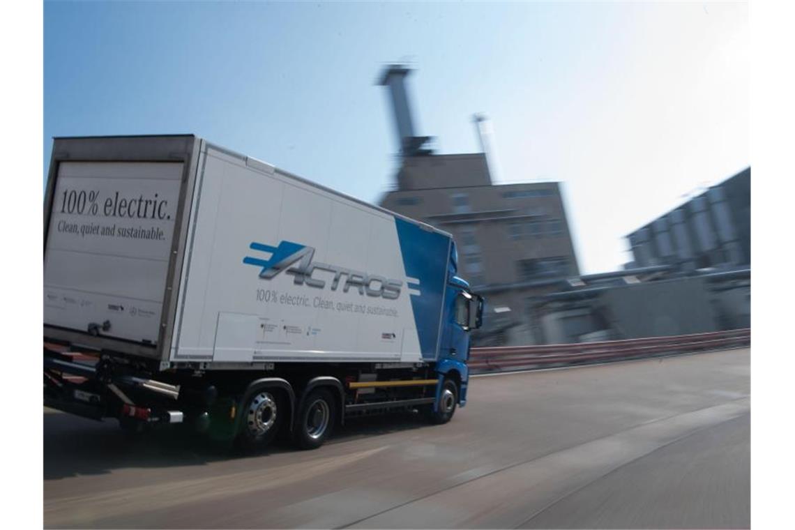Konjunktur-Gegenwind bremst Daimlers Lastwagengeschäft Ein Elektro-Lastwagen eActros von Mercedes-Benz fährt auf der Daimler-Teststrecke. Foto: Marijan Murat/dpa/Archiv