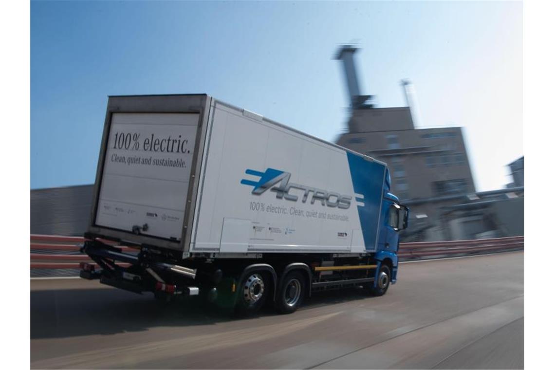 Ein Elektro-Lastwagen eActros von Mercedes-Benz fährt nach der Jahrespressekonferenz der Daimler-Nutzfahrzeugsparte auf der Daimler-Teststrecke. Foto: Marijan Murat/dpa/Archivbild