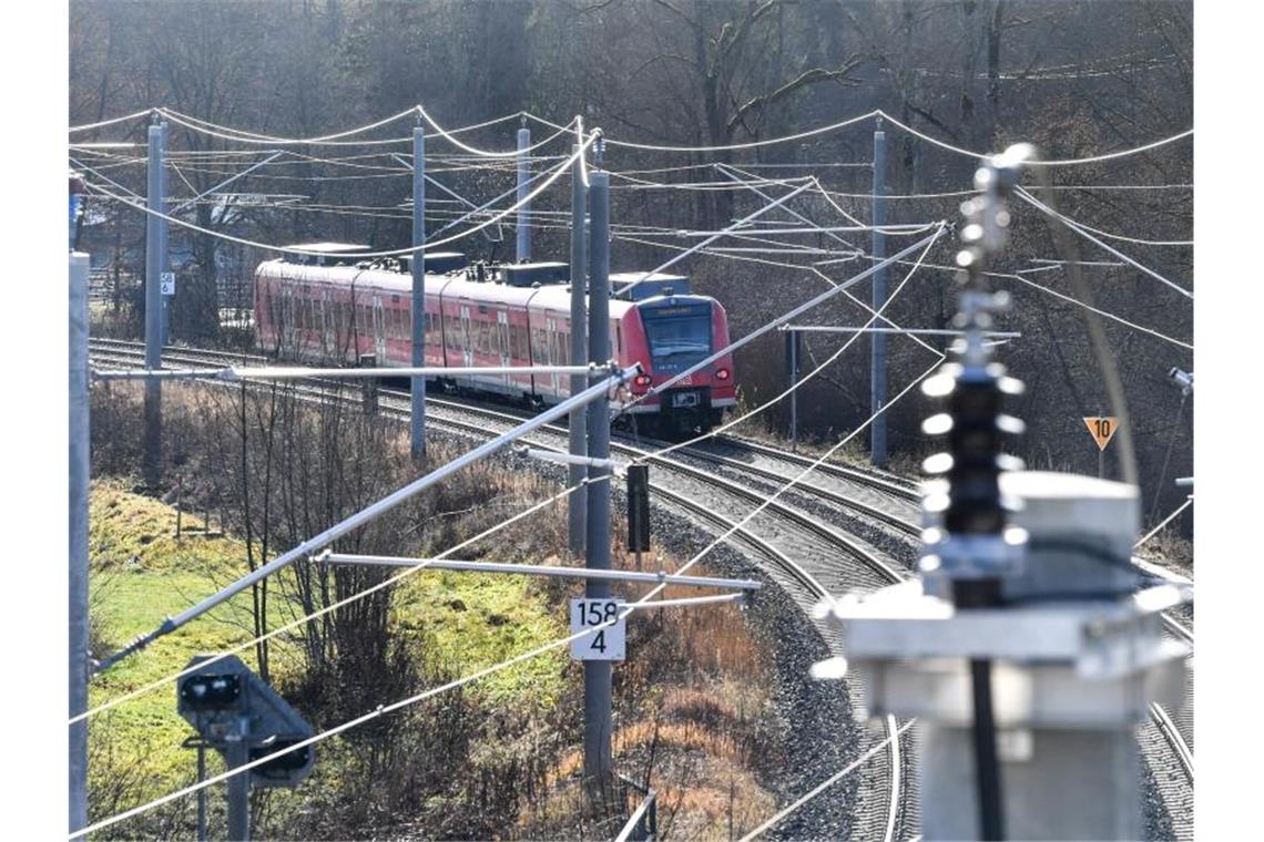 Südbahn unter Strom: Bahn feiert symbolische Inbetriebnahme Ein Elektro-Triebwagen fährt auf der Südbahnstrecken von Ulm Richtung Friedrichshafen. Foto: Felix Kästle/dpa/Archivbild