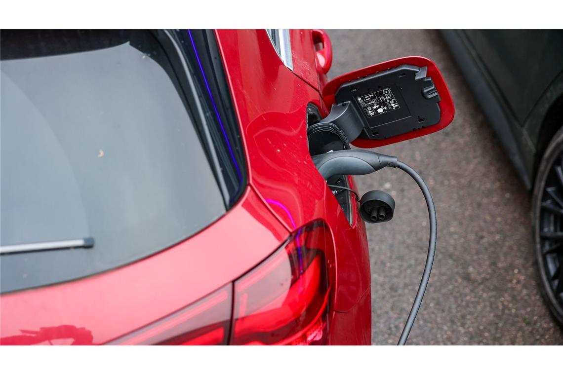 Ein Elektroauto an einer Ladesäule. E-Autos gewinnen laut HUK Coburg stark an Zuspruch. (Symbolbild)