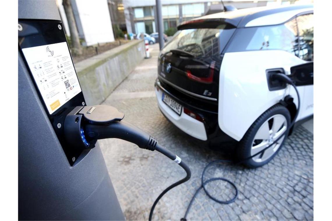 Ein Elektroauto an einer Stromtankstelle. Foto: Roland Weihrauch/dpa