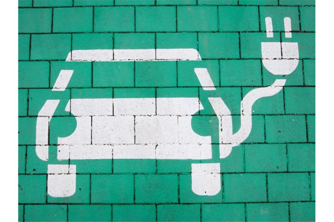 Ein Elektroauto auf grünem Grund markiert einen Parkplatz für Elektrofahrzeuge. Foto: Julian Stratenschulte/dpa/Symbolbild