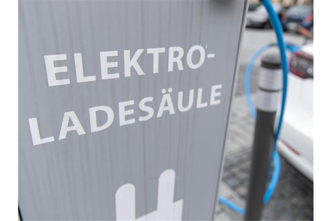 Ein Elektroauto des US-amerikanischen Herstellers Tesla steht an einer Ladesäule in Paderborn und wird geladen. Foto: Friso Gentsch/dpa