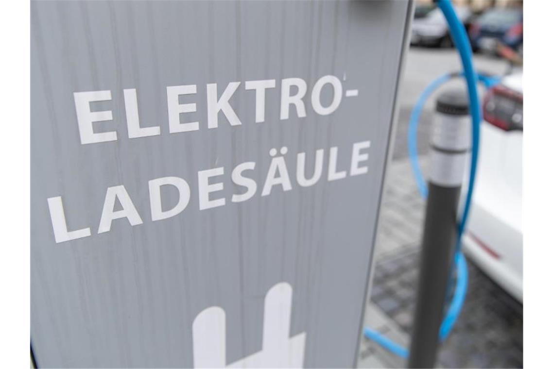 Immer mehr Ladestationen für E-Autos - Zukunft gesichert? Ein Elektroauto des US-amerikanischen Herstellers Tesla steht an einer Ladesäule in Paderborn und wird geladen. Foto: Friso Gentsch/dpa